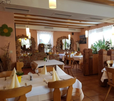 Amberger Hof Restaurant Innenraum - Gemütliche Atmosphäre mit traditioneller Einrichtung